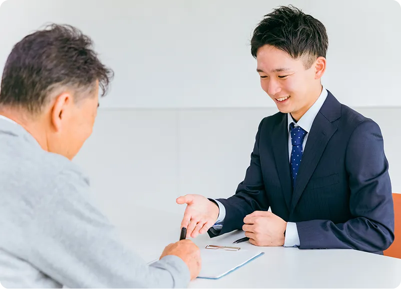 資料を見ながら打ち合わせをする様子